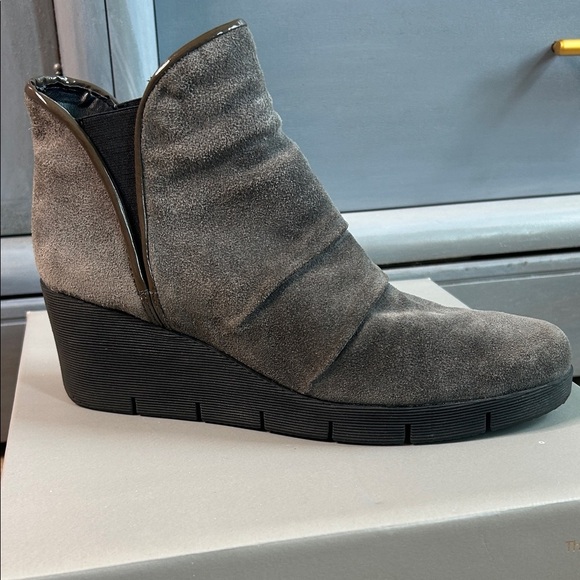 THE FLEXX Shoes - THE FLEXX Gray Suede Wedge Ankle Boots